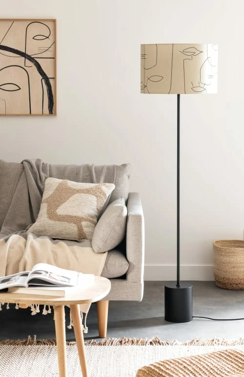 Maisons Du Monde Lampadaires Lampadaire En Métal Noir, Bois D'acacia Et Abat-jour En Coton écru à Motifs Visages H145 5 Maisons Du Monde Lampadaires Lampadaire En Métal Noir, Bois D'acacia Et Abat-jour En Coton écru à Motifs Visages H145 – Image 3