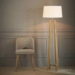 Maisons Du Monde Lampadaires Lampadaire Trépied En Chêne Et Abat-jour Blanc H160 -Luminaires Soldes 2022 lampadaire trepied en chene et abat jour blanc h160 1000 0 16 174471 5