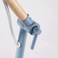 Maisons Du Monde Lampes De Chevet Enfant Lampe De Bureau En Métal Bleu Et Hévéa -Luminaires Soldes 2022 lampe de bureau en metal bleu et hevea 1000 5 20 181650 5