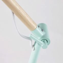 Maisons Du Monde Lampes De Chevet Enfant Lampe De Bureau En Métal Vert Et Hévéa -Luminaires Soldes 2022 lampe de bureau en metal vert et hevea 1000 8 23 181653 5