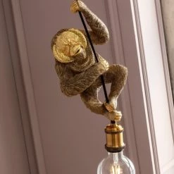 Kare Design Suspensions Suspension Singe En Polyrésine Dorée -Luminaires Soldes 2022 suspension singe en polyresine doree 4